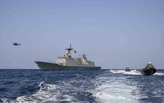 아덴만 해역에서 자체 해상종합훈련을 진행하고 있는 청해부대 46진 최영함(왼쪽)과 고속단정. 해군 제공/국방일보