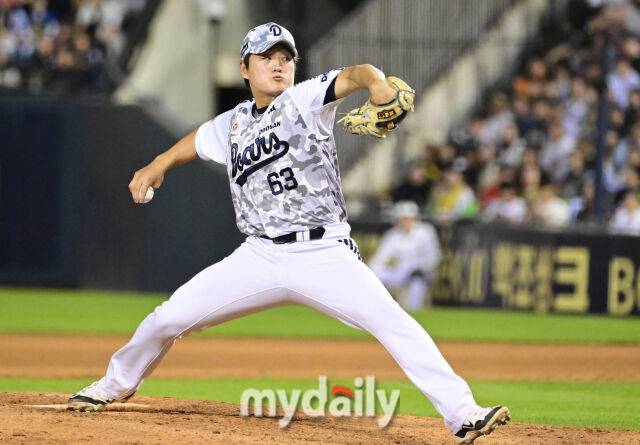 2025년 6월 5일 오후 서울 잠실구장에서 진행된 '2025 신한 SOL뱅크 KBO 리그' KIA 타이거즈와 두산 베어스의 경기. 두산 김택연이 9회초 구원등판해 역투하고 있다./마이데일리