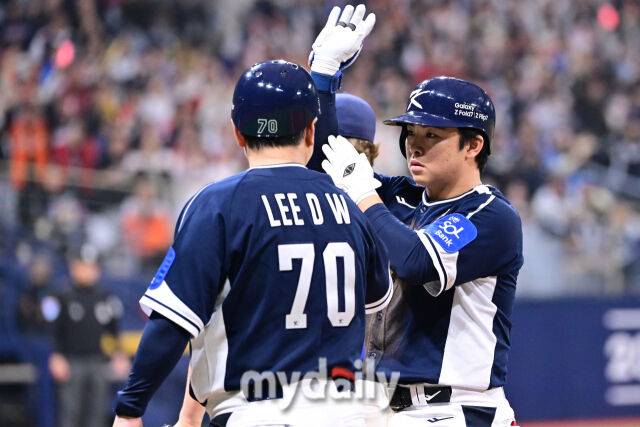 9일 오후 서울 구로구 고척스카이돔에서 진행된 '2025 NAVER K-BASEBALL SERIES' 대한민국-체코와의 평가전 경기. 대한민국 문현빈이 6회초 2사 만루에서 2타점 적시타를 때린 뒤 세리머니를 펼치고 있다./마이데일리
