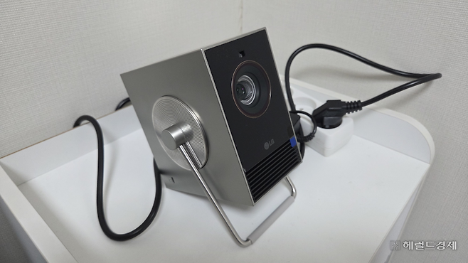 한 뼘 정도의 공간만 있으면 LG 시네빔 큐브로 우리 집을 영화관으로 만들 수 있다. 박지영 기자.