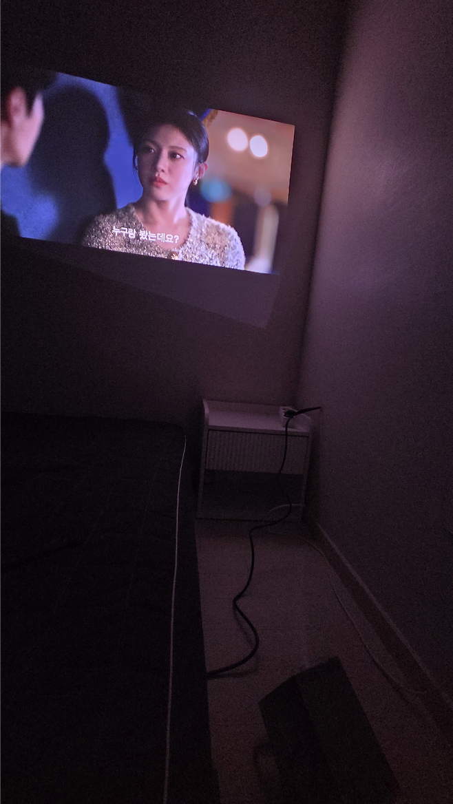 자동화면맞춤 기능으로 원하는 곳에 툭 틀기만하면 좁은 자취방에서도 쉽게 큰 화면으로 콘텐츠를 즐길 수 있다. 기존 빔 프로젝터로는 절대 구현되지 않을 투사각도에서도 LG 시네빔 큐브는 수평 화면을 만들어냈다. 박지영 기자.