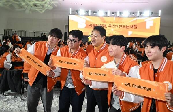 12일 ‘서울미래인재재단 비전 선포식’에 참석한 오세훈(가운데) 서울시장. [서울시 제공]