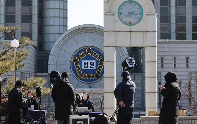 12·3 비상계엄과 관련한 윤석열 전 대통령의 내란 우두머리 혐의 사건 1심 선고를 앞둔 18일 서울 서초구 서울중앙지법 앞. [연합]