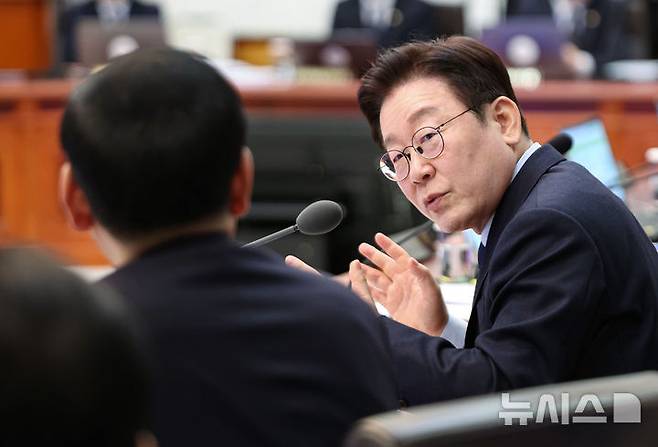 [서울=뉴시스] 최동준 기자 = 이재명 대통령과 구윤철 부총리 겸 재정경제부 장관이 10일 청와대에서 열린 국무회의에서 대화하고 있다. (청와대통신사진기자단) 2026.02.10. photocdj@newsis.com