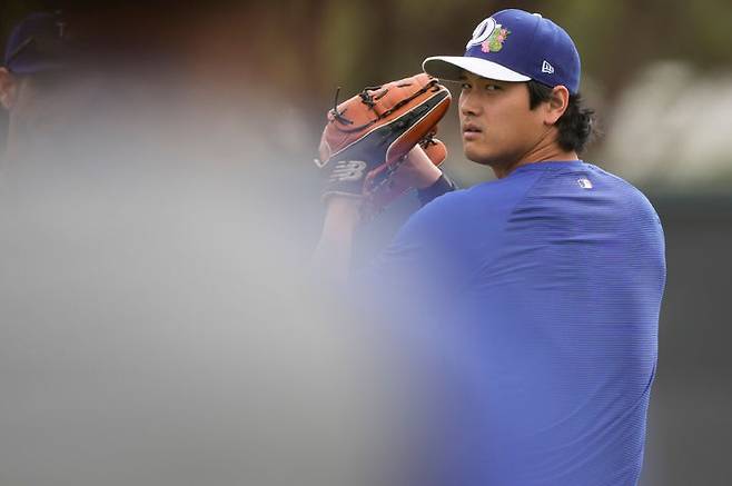 [피닉스=AP/뉴시스] 메이저리그 LA 다저스 스프링캠프에서 공을 던지는 오타니 쇼헤이. 2026.02.18.