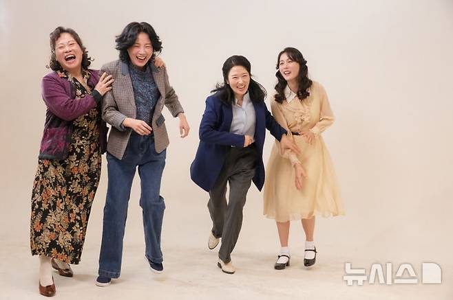 [서울=뉴시스]연극 '내가 살던 그 집엔' (사진=극단 적 제공)