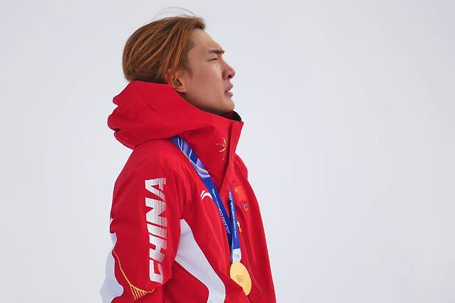 [리비뇨=AP/뉴시스] 중국의 쑤이밍이 18일(한국 시간) 이탈리아 리비뇨 스노파크에서 열린 2026 밀라노·코르티나담페초 동계올림픽 스노보드 남자 슬로프스타일 결선에서 금메달을 획득한 뒤 시상식에서 눈물을 흘리고 있다. 2026.02.18