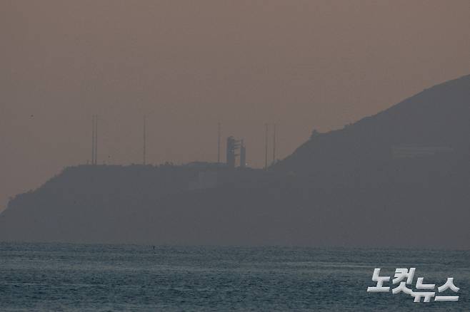 지난해 11월 26일 오후 4차 발사를 앞둔 누리호가 발사대에 거치된 모습.  전남 여수시 화정면 낭도에서 관측되고 있다. 최원철 기자