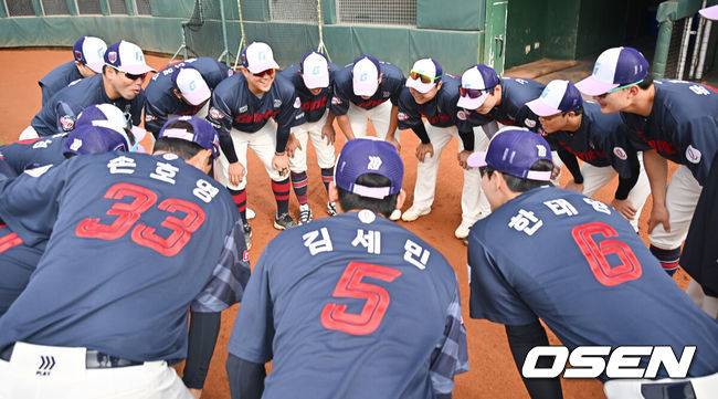 [OSEN=타이난(대만) , 이석우 기자] 프로야구 롯데 자이언츠가 2일(한국시간) 대만 타이난 아시아-태평양 국제야구센터에 스프링캠프를 차리고 구슬땀을 흘렸다.김태형 감독 등&nbsp;코치진과 투수&nbsp;20명,&nbsp;포수&nbsp;5명,&nbsp;내야수&nbsp;9명,&nbsp;외야수&nbsp;7명 등 총&nbsp;41명의 선수단이 1월 20일까지 1차 캠프에서 체력 강화와 기술 훈련을 치른 뒤 21일부터 3월 5일까지 일본 미야자키로 옮겨 2차 캠프에서 구춘리그에 참가해 실전 감각을 점검한다. 롯데 선수들이 훈련 시작전 구호를 외치고 있다. 2026.02.02 / foto0307@osen.co.kr