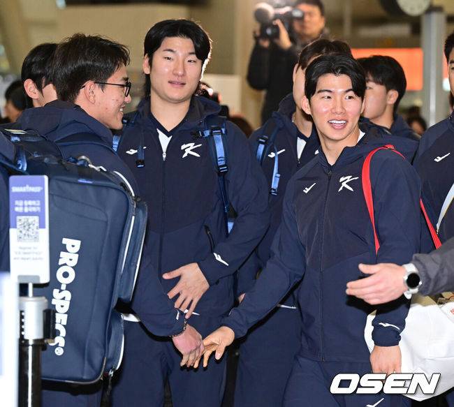 [OSEN=인천공항, 최규한 기자] 류지현 감독이 이끄는 한국 야구대표팀이 오는 3월 열리는 WBC를 준비하기 위해 9일 오전 인천공항을 통해 미국령 사이판으로 출국했다.류지현호는 9일부터 21일까지 사이판에서 1차 전지훈련 담금질에 나선다.대표팀 김혜성과 안현민이 인사를 나누고 있다. 2026.01.09 / dreamer@osen.co.kr