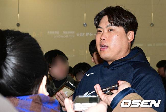 [OSEN=인천공항, 최규한 기자] 류지현 감독이 이끄는 한국 야구대표팀이 오는 3월 열리는 WBC를 준비하기 위해 9일 오전 인천공항을 통해 미국령 사이판으로 출국했다.류지현호는 9일부터 21일까지 사이판에서 1차 전지훈련 담금질에 나선다.대표팀 류현진이 취재진과 질의응답 시간을 갖고 있다. 2026.01.09 / dreamer@osen.co.kr