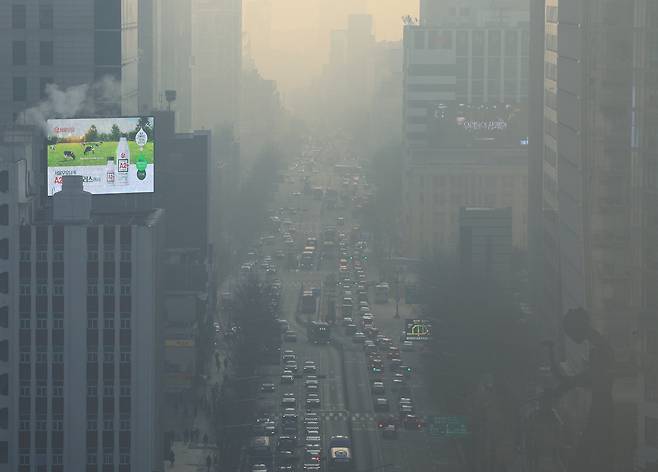 전국 대부분 지역의 미세먼지가 나쁨 수준을 보인 지난 12일 서울 도심이 미세먼지로 뿌옇게 보이고 있다. 사진 뉴스1