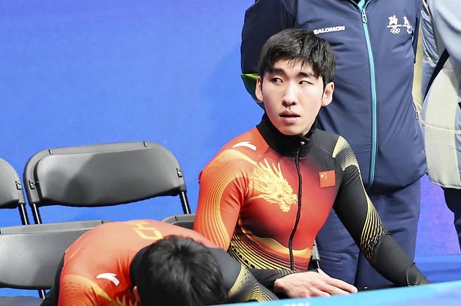 한국 출신 중국 귀화 선수 쇼트트랙 린샤오쥔(한국명 임효준)이 지난 14일 이탈리아 밀라노 아이스 스케이팅 아레나에서 열린 2026 밀라노·코르티나담페초 동계올림픽 쇼트트랙 스피드스케이팅 남자 1500m 준준결승에서 탈락하자 아쉬워하고 있다. 밀라노=뉴시스