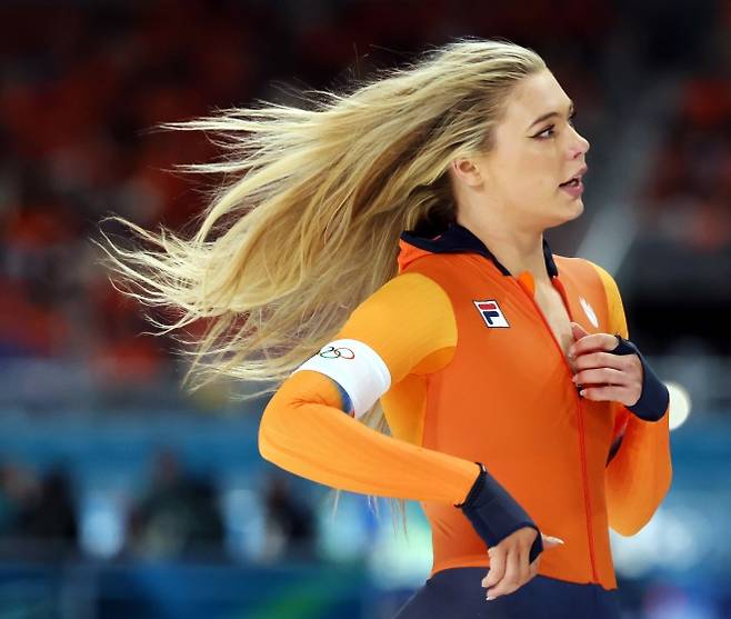 15일 (현지시간) 이탈리아 밀라노 스피드스케이팅 스타디움에서 열린 2026 밀라노·코르티나 담페초 동계올림픽 스피드 스케이팅 여자 500m 경기에서 네덜란드 유타 레이르담이 경기를 마친 후 트랙을 돌고 있다.<BR> 2026.02.16. 뉴시스