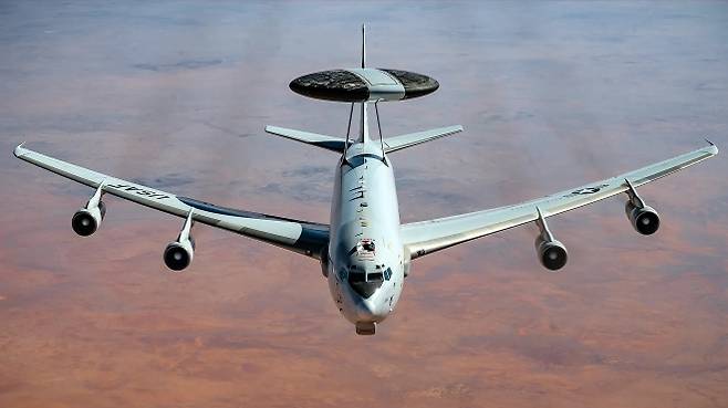 미 공군 E-3 조기경보통제기(AWACS)가 비행하고 있다. 이 기체는 중동 전력 증강 과정에서 공중 전투를 통제하고 이란의 미사일·드론 위협을 탐지하는 핵심 역할을 맡는다. 미 공군 제공
