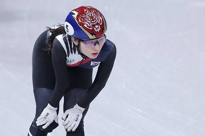 한국 쇼트트랙 국가대표 최민정이 16일(한국시간) 이탈리아 밀라노 아이스스케이팅 아레나에서 열린 2026 밀라노·코르티나담페초 동계올림픽 여자 1000m 준결선에서 탈락한 뒤 아쉬워하고 있다. 밀라노 뉴스1