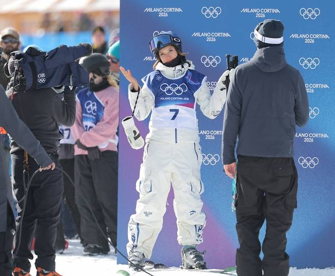 지난  9일(현지시간) 이탈리아 리비뇨 스노파크에서 열린 밀라노·코르티나 동계 올림픽 프리스타일 스키 여자 슬로프스타일 결선에서 베이징 동계 올림픽 프리스타일 스키 2관왕 중국 구아이링이 마지막 시도에서 실수를 한 뒤 아쉬워하고 있다. 2026.2.9 연합뉴스