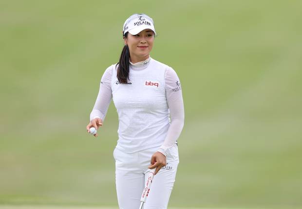 퍼팅을 마치고 갤러리에게 인사하고 있는 윤이나.  사진 제공=대홍기획