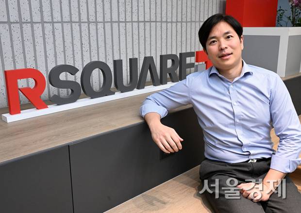 이용균 알스퀘어 대표가 서울 성동구 본사에서 서울경제신문과 인터뷰를 갖기에 앞서 포즈를 취하고 있다. 성형주 기자