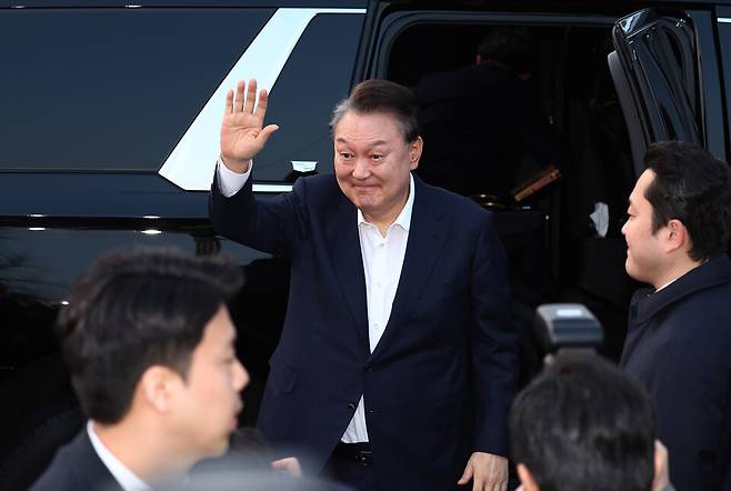 내란 우두머리 혐의로 구속 기소됐다가 서울중앙지법 형사합의25부(지귀연 부장판사)의 구속 취소 결정으로 석방된 윤석열 전 대통령이 서울 한남동 관저 앞에 도착해 지지자들을 향해 인사하고 있다. ⓒ 연합뉴스