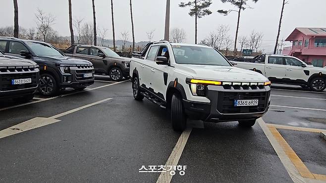 2026 신형 무쏘.지난 11일 서울 영등포구를 출발해 경기 파주시까지 왕복 120㎞에 달하는 거리를 왕복 시승하며 새롭게 태어난 무쏘를 체험했다. 사진 |손재철기자