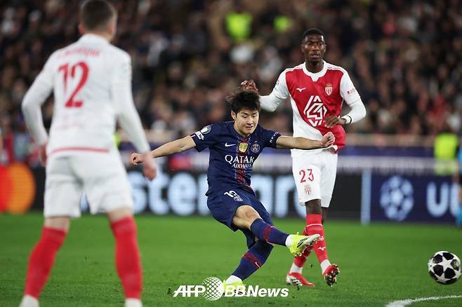 파리 생제르맹 이강인이 18일(한국시간) AS모나코와의 2025~2026 UEFA 챔피언스리그 16강 플레이오프 1차전에서 슈팅을 시도하고 있다. /AFPBBNews=뉴스1