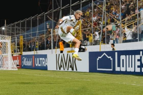 손흥민의 패스를 받은 마르티네스가 18일 오후 12시(한국시간) 온두라스 산페드로술라의 프란시스코 모라산 스타디움에서 열린 2026시즌 북중미카리브축구연맹(CONCACAF) 챔피언스컵 1라운드 1차전 레알 에스파냐(온두라스)전에서 득점 후 세리머니하고 있다. /사진=로스앤젤레스FC 공식 사회관계망서비스(SNS)