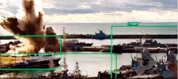 러시아 크라스노다르주 노보로시스크의 러시아 해군기지에 정박 중이던 잠수함 ‘콜피노’가 지난해 12월 16일(현지 시간) 우크라이나의 수중 자폭 드론 ‘서브 시 베이비(sub sea baby)’의 공격을 받아 연기와 물보라에 휩싸여 있다. 우크라이나 보안국 제공