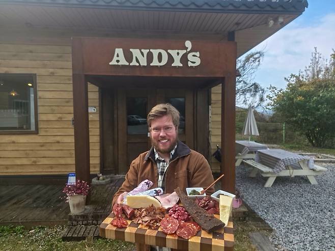 '카페 앤디스'에서 육가공품 선보이는 김앤디 씨 [김앤디 제공. 재판매 및 DB 금지]