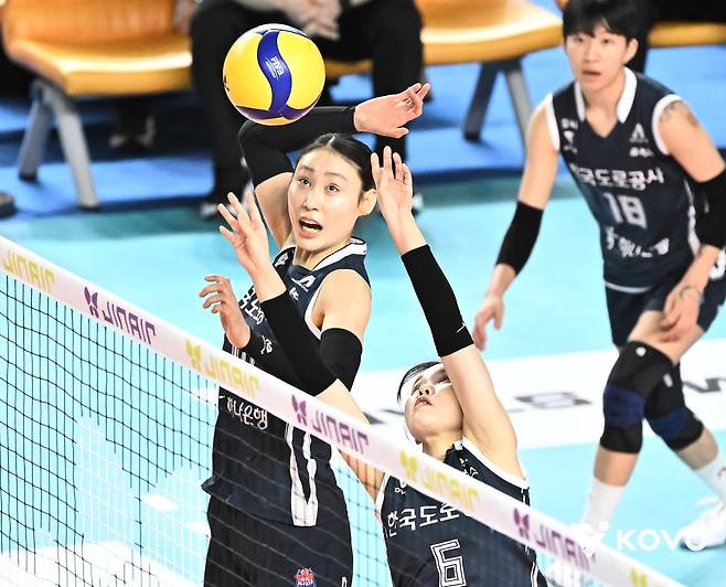 공격하는 한국도로공사의 미들블로커 배유나(중앙) [한국배구연맹 제공. 재판매 및 DB 금지]