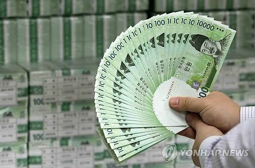 설 명절을 앞두고 서울의 한 시중은행 금고에서 직원이 신권을 정리하는 모습.[연합뉴스 자료사진]