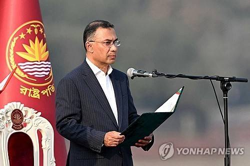 취임 선서하는 라흐만 방글라데시 신임 총리 [AFP 연합뉴스. 재판매 및 DB 금지]