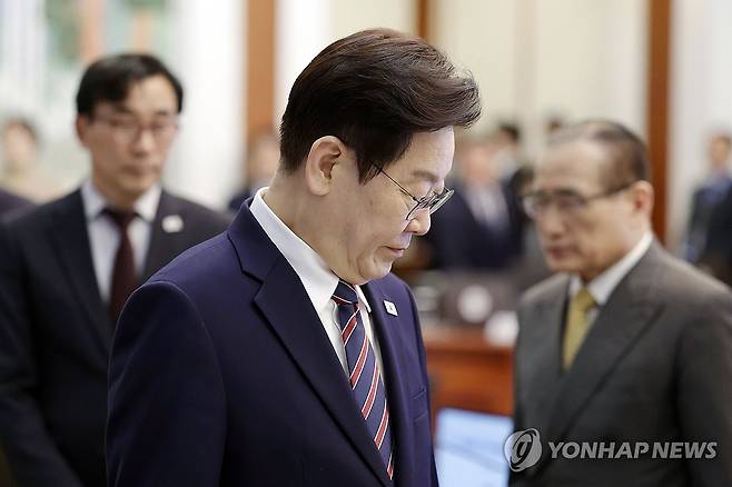 이재명 대통령, 수석보좌관회의 참석 (서울=연합뉴스) 한상균 기자 = 이재명 대통령이 12일 청와대에서 열린 수석보좌관회의에 입장하고 있다. 2026.2.12 [청와대통신사진기자단]     xyz@yna.co.kr