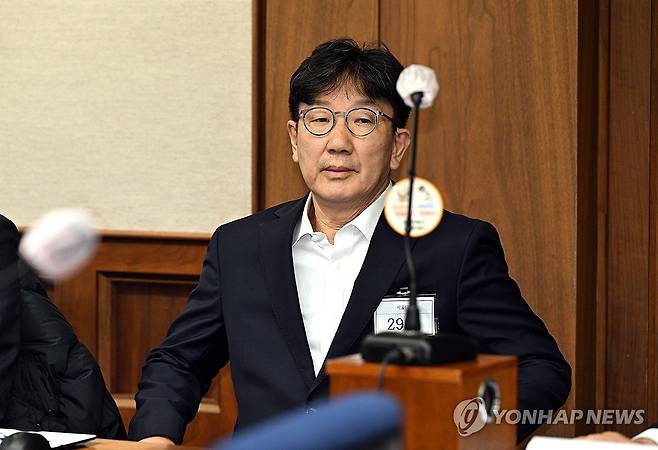 공판 출석한 권성동 의원 (서울=연합뉴스) 국민의힘 권성동 의원이 3일 서울 서초구 서울중앙지법에서 열린 통일교로부터 불법 정치자금을 수수한 혐의 사건 1차 공판에 출석해 재판을 기다리고 있다. 2025.11.3 [사진공동취재단] photo@yna.co.kr