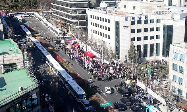 ▲ 내란 우두머리 혐의로 기소된 윤석열 전 대통령의 1심 선고가 열린 19일 오후 서울 서초구 서울중앙지방법원 일대가 경찰 차벽으로 둘러싸여 있다. /박준엽 수습기자 jun010209@incheonilbo.com