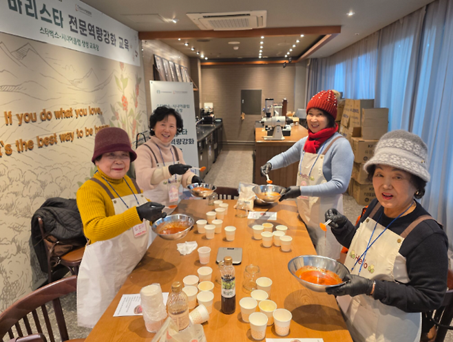 사진은 군포시니어클럽에서 교육생들이 강사 교육을 받고 있는 모습. 사진=군포시청