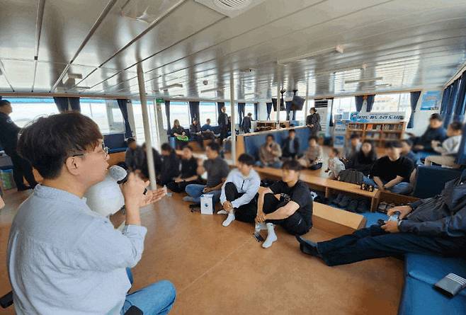 KOMSA가 군산시립도서관과 공동 개최한 어청카훼리호 북콘서트 전경.