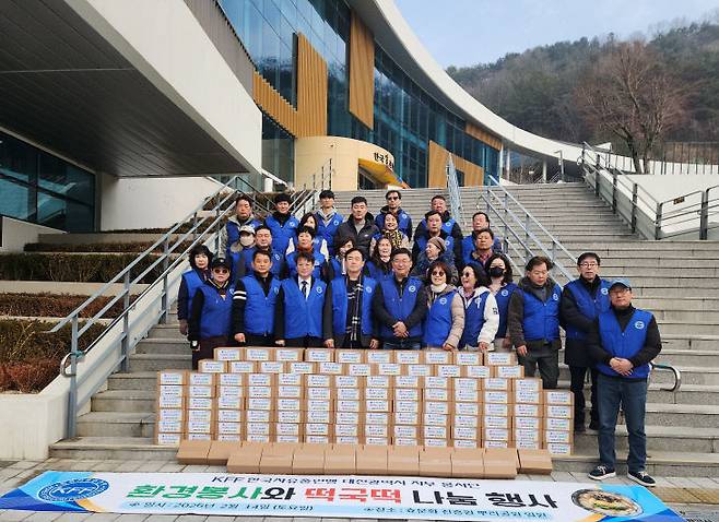 한국자유총연맹 대전시지부 (회장 윤준호)와 지부 봉사단(단장 홍시완)은 설 연휴 기간 홀트아동복지회 아침뜰, 햇살 누리의집 등 대전 지역의 미혼모 가정과 소외계층, 북한이탈주민 가정에 떡국떡 나눔과 배달 봉사활동을 벌였다.