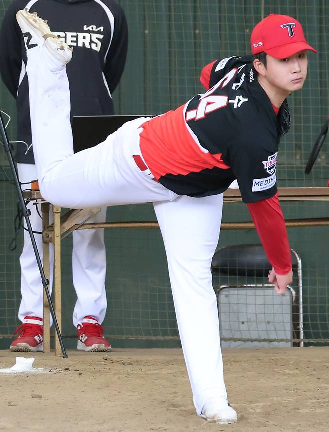 김현수 선수가 스프링캠프에서 피칭 훈련을 하고 있다. /사진=KIA 타이거즈 제공