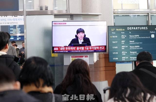 19일 전주역 대기실에서 시민들이 윤석열 전 대통령 선고 뉴스를 지켜보고 있다. /조현욱 기자