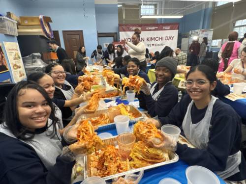 농림축산식품부와 한국농수산식품유통공사(aT)는 지난 10일 ‘데모크러시 프렙 차터 고등학교’에서 학생과 교직원 약 100명이 참여한 ‘김치파티’를 진행했다고 밝혔다.