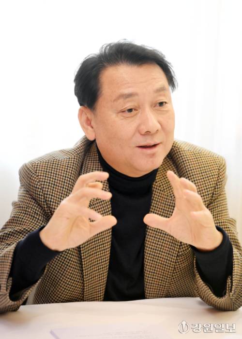 이광재 전 지사가 11일 서울 종로구에서 취재진을 만나 인터뷰하고 있다. 신세희기자