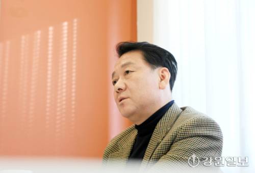 이광재 전 지사가 11일 서울 종로구에서 취재진을 만나 인터뷰하고 있다. 신세희기자