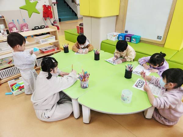 의령꿈나르미육아센터가 각종 교육과 사업으로 지역 학부모들로부터 호평을 받고 있다. 사진은 육아센터 돌봄 모습. / 의령꿈나르미육아센터