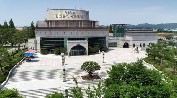 함안문화예술회관 전경. /경남도민일보DB