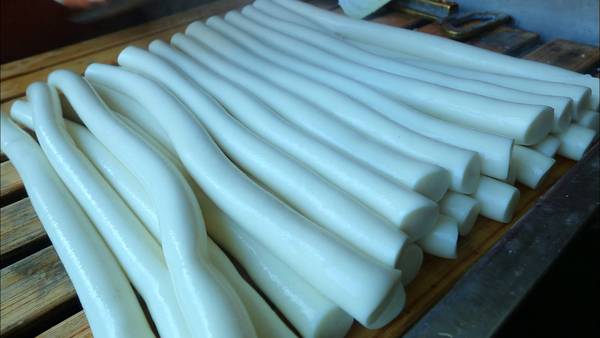 떡국의 재료로 쓰는 가래떡. /한국교육방송공사(EBS)