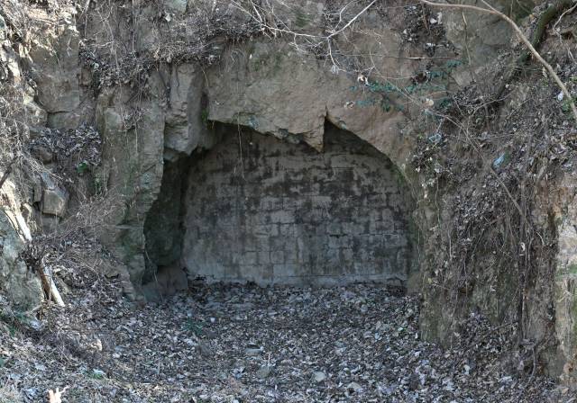 70년이 넘게 방치된 일본군 진지동굴 창원시 진해구 장천동 일대에 있는 일본군 진지동굴. 70년이 넘게 방치돼 현재는 폐쇄된 상태다. 관리·보존을 통해 관광화해야 한다는 목소리가 꾸준히 나오고 있다./전강용 기자/