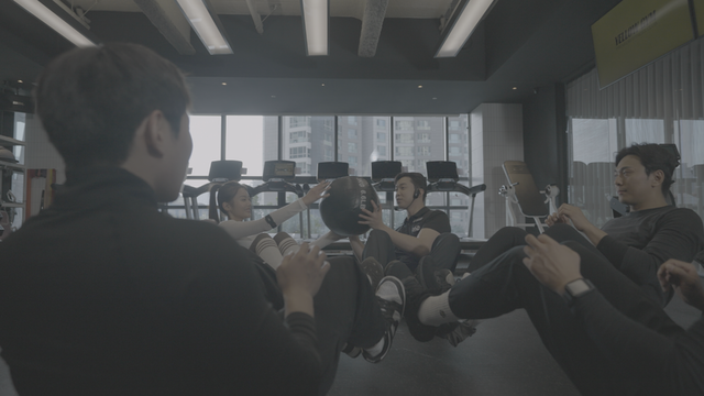 근력,지구력 강화 운동을 함께하고 있다(헬스클럽 '옐로우 짐' 제공)