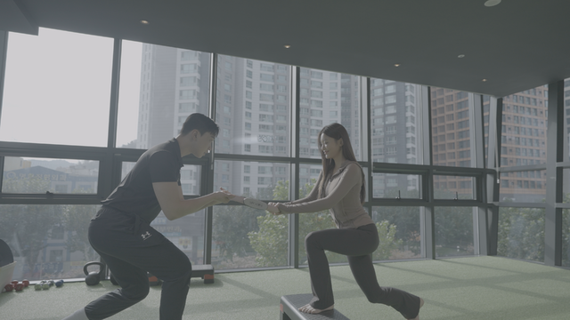 코어운동을 퉁해 자세 교정과 근력을 강화하고 있다(헬스클럽 '옐로우 짐' 제공)