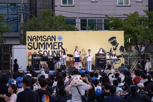 지난해 8월 대구 중구 명덕초등학교에서 열린 '남산썸머사운드' 축제에서 시민들이 공연을 즐기고 있다. 대구전통시장진흥재단 제공